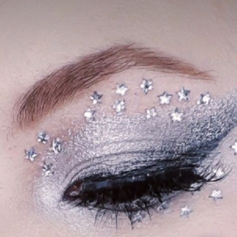 Silver Star Face Foil Gem Set Makeup Star Face Jewels, Silver Star Makeup Looks, Silver Star Makeup, Star Themed Makeup, Shooting Star Costume, Cas Concert, Foil Tattoo, Gem Stone Jewelry, Jewel Makeup