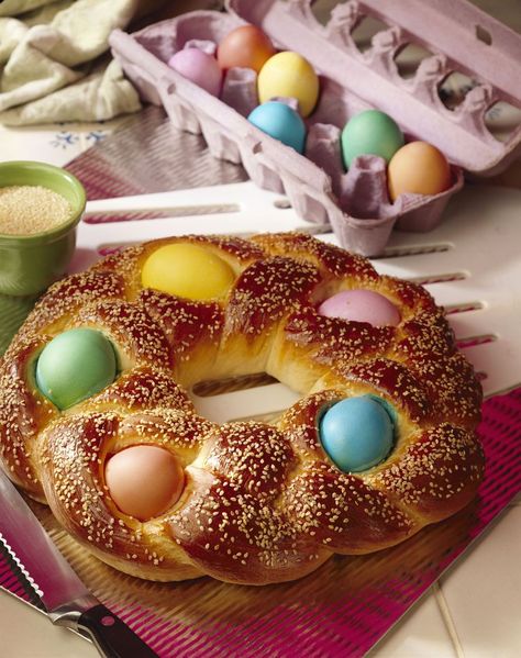 Tsoureki Recipe, Greek Easter Recipes, Easter Food Ideas, Easter Pastries, Greek Easter Bread, Appetizer Cups, Easter Bread Recipe, Italian Easter Bread, Easter Fun Food