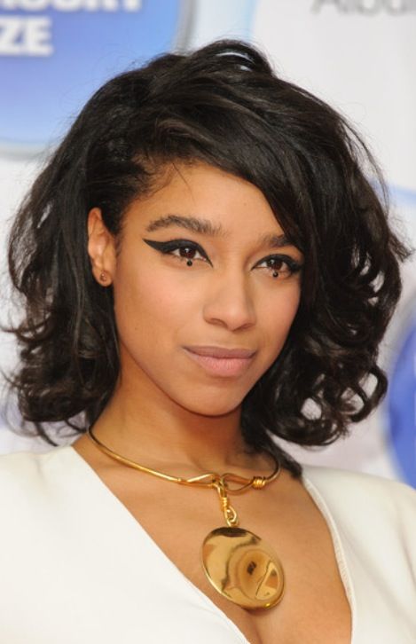 My favorite girl. Liane La Havas from the UK. Love here eye makeup Geometric Eyeliner, Long Sleeve White Gown, Thanksgiving Makeup Looks, Thanksgiving Makeup, Lianne La Havas, Holiday Quote, Eyeliner Styles, Thanksgiving Holiday, Makati