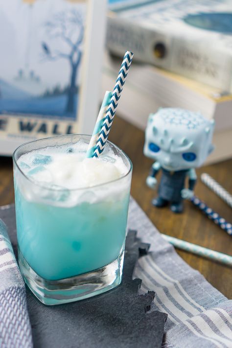 Game of Thrones Ice Dragon Cocktail Recipe - This Game of Thrones Recipe honoring the Ice Dragon and Night King is the perfect cocktail recipe for calming any nerves that comes with the show! | The Love Nerds #gameofthrones #gameofthronesrecipe #cocktailrecipe #bluecocktail Dragon Cocktail, Game Of Thrones Drink, Game Of Thrones Cocktails, Game Of Thrones Food, Unique Smoothies, Game Of Thrones Theme, Coffee Milkshake, Game Of Thrones Party, Camping Snacks