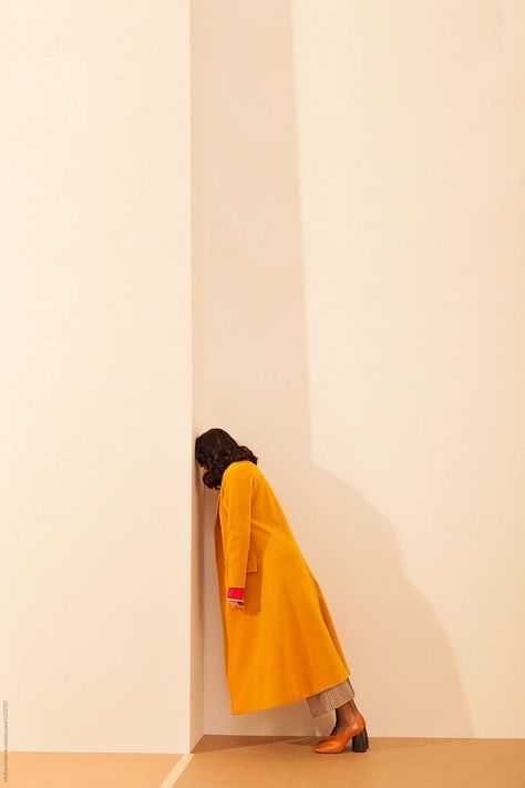 Yellow Coat Aesthetic, Long Coat Photoshoot Ideas, Plus Size Creative Photoshoot, Photoshoot Aesthetic Ideas, Yellow Editorial, Coat Photoshoot, Yellow Photoshoot, Fotografi Fesyen, Photo Idea Aesthetic