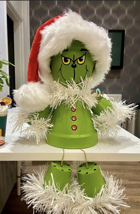 Christmas Clay Pots, Grinch Christmas Ideas, Grinch Decor, Grinch Ideas, Grinch Stuff, Grinch Crafts, Clay Pot Ideas, Pots Crafts, Grinch Decorations