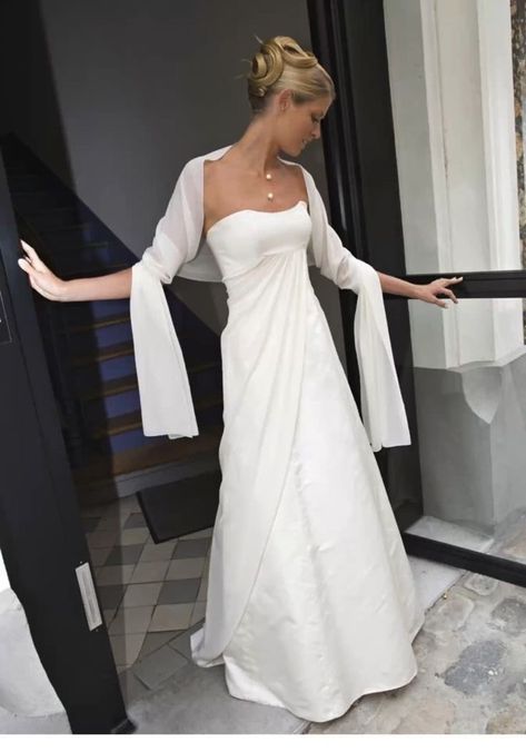 Dress Coverup Ideas, Wedding Dress Shawl, Shawl Outfit, Dress Shawl, Prom Inspiration, Des Couples, Pretty Quinceanera Dresses, Vogue Wedding, Dress With Shawl