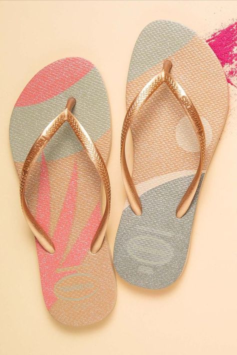 Gros coup de coeur pour les tong Palette Glow de chez Havaianas ! Elles sont super tendances avec leurs couleurs pastels 😍 . #tongs #havaianas #nupieds #tendance #fashion #summershoes #flipflop #tong #claquette #summer #spring #ete #printemps #havaianasfemme #paletteglow Havaianas Flip Flops, Makeup Box, Holographic Glitter, Classic Disney, Baby Disney, Tongs, Metallic Logo, Womens Flip Flop, Timeless Fashion