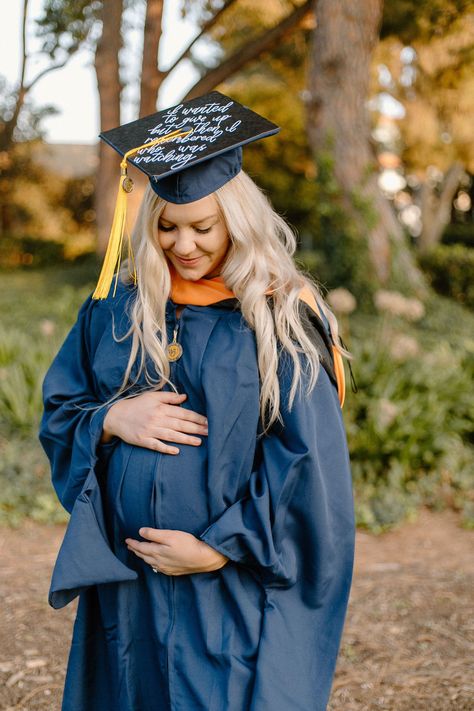 Graduation Maternity Pictures, Maternity Graduation Photos, Pregnant Graduation Pictures, Social Work Graduation Pictures, Maternity 2023, Senior Pictures Graduation, Cap And Gown Senior Pictures, Couple Graduation, Masters Graduation Pictures