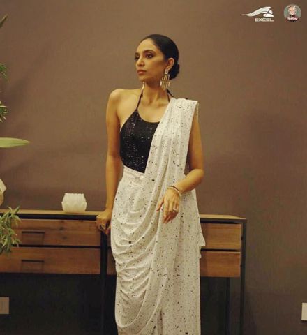 6 Times Tara Khanna from Made in Heaven Gave us Major Fashion Goals Tara Khanna, Sobhita Dhulipala, Modern Drape, Saree Drapes, Saree Drape, Saree Styling, Dhoti Saree, Business Dress Women, Draping Styles