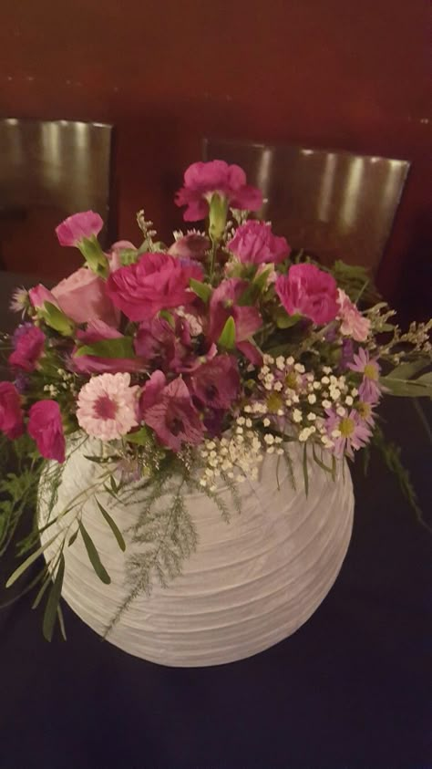 Paper Lantern with Flowers Centerpiece Lantern With Flowers, Paper Lantern Centerpieces, Lanterns With Flowers, Flowers Wedding Table, Lantern Ideas, Lantern Centerpieces, Easy Paper Flowers, Wedding Table Flowers, Paper Lantern