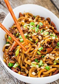 Asian Style Udon Noodles with Pork and Mushrooms - a super quick and incredibly easy udon noodles dish with pork, mushrooms and a spicy sauce. Dinner in 20 minutes tops! Easy Udon, Pork And Mushrooms, Udon Noodle Recipe, Pork Udon, Udon Noodles Recipe, Simple Dishes, Udon Noodle, Asian Noodle, Jo Cooks