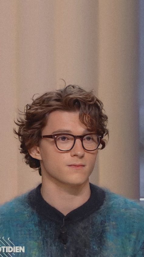 Tom Holland Glasses, Tom Holland Hair, Tom Holland Haircut, Short Hair Cuts For Teens, Tom Holland Wallpaper, Male Haircuts Curly, Parker Outfit, Tom Holland Zendaya, Tom Holland Imagines