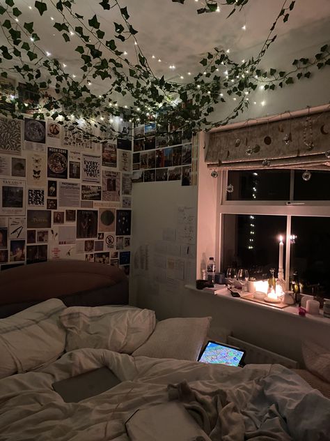 Aesthetic Window Seat Ideas, Room Ideas Aesthetic For 2 People, Bedroom Layouts With Windows, Comfy Asethic Bedroom, Good Colors For Bedrooms, Leave Room Decor, Vines On Celling Aesthetic, Cute Bedroom Ideas Aesthetic Cozy, Bedroom Ideas For Small Rooms Cozy Comfy