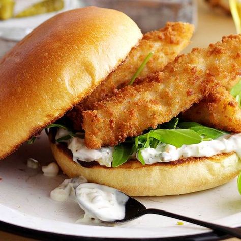 Posh fish finger sandwiches: Nothing beats a fish finger sandwich. We've added homemade tartare sauce, brioche buns and peppery rocket to posh this version up Hygge Dinner, Homemade Fish Fingers, Fish Sandwich Recipes, Finger Sandwich, Roast Beef Sandwich, Best Sandwich Recipes, Fish Fingers, Croissant Sandwich, Easy Sandwich Recipes