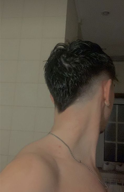 Fohawk Haircut Fade, V Cut Hair, Taper Fade Short Hair, Fade Haircut Curly Hair, Mullet Fade, Haircut Selfie, Photo Hijab, Hair Cut Guide, Mohawk Hairstyles Men