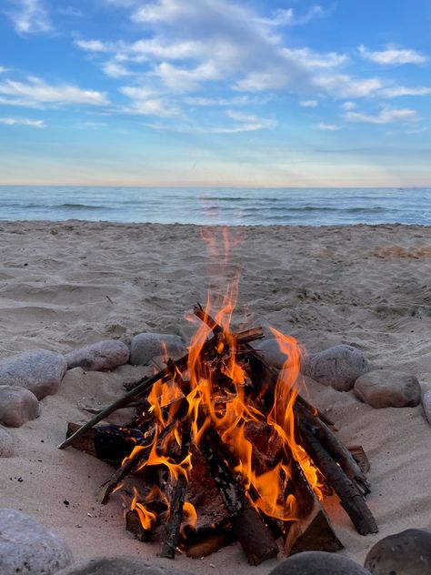 Beach Fire Pit, Beach Fire, Fall Beach, Uk Beaches, Vision Board Photos, How To Make Fire, Devon And Cornwall, House Beach, House Fire