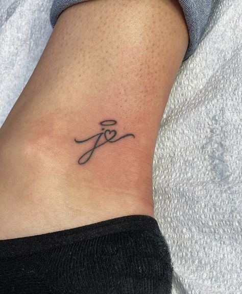 Rip Small Tattoos, Dainty Tattoos For Lost Loved Ones, Dainty Remembrance Tattoos, Remembrance Tattoo Ideas, Remeberance Tattoos, J Tattoo, Remembrance Tattoos, Tattoos For Women Half Sleeve, Petite Tattoos