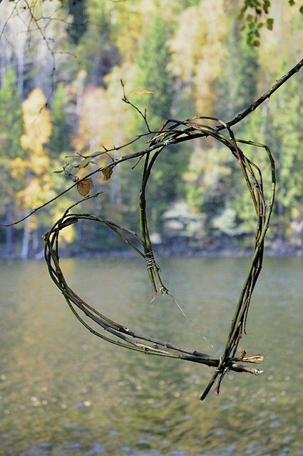 Un coeur de brindilles ^^ Heart In Nature, Deco Nature, I Love Heart, Foto Tips, Airbrush Art, Happy Heart, Tree Branch, Land Art, Heart Art