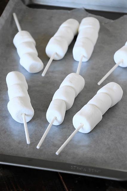 Christmas White Chocolate Marshmallow Pops Marshmallow On Stick, Christmas White Chocolate, Marshmallow Snowman, Fruit Health, Basketball Cake, Chocolate Marshmallow, Baby Shower Treats, Wedding Cake Recipe, Cake Pop Recipe