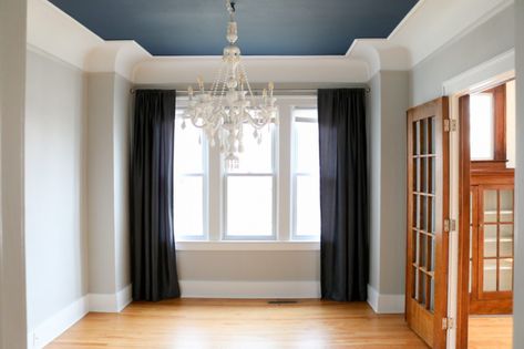 White Room Blue Ceiling, Navy Ceiling Dining Room, Navy Ceiling Living Room, Navy Blue Ceiling Living Room, Blue Ceiling Dining Room, Navy Blue Ceiling Bedroom, Navy Ceiling Bedroom, Blue Ceiling Living Room, Coloured Ceilings