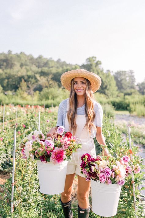 Spring Women Outfits, Country Garden Decor, Flower Branding, Farm Lifestyle, Farm Clothes, Farm Photography, Picking Flowers, Branding Photoshoot Inspiration, Flower Company