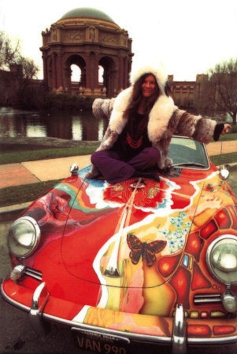 She owned a crazy Porsche convertible. | 21 Things You Didn't Know About Janis Joplin Janis Joplin Style, Janis Joplin Porsche, Mundo Hippie, Jim Marshall, Auto Retro, We Will Rock You, Rock N Roll Music, Rock N’roll, Phil Collins