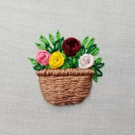 Basket Of Flowers Drawing, Stem Stitch Embroidery, Basket Full Of Flowers, Basket Embroidery, Couching Embroidery, Felt Ornaments Diy, Stem Stitch, Cross Stitch Pattern Maker, Pattern Maker