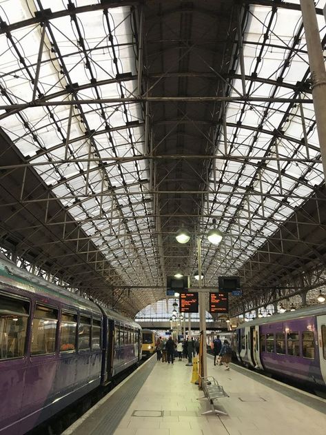 Piccadilly Railway Station, Manchester, England, United Ststes, 2019, photographer unknown. Manchester Train Station, Manchester Aesthetic, Manchester Piccadilly, Background References, Zoo Architecture, Train Stations, Film Studies, Manchester England, Train Journey