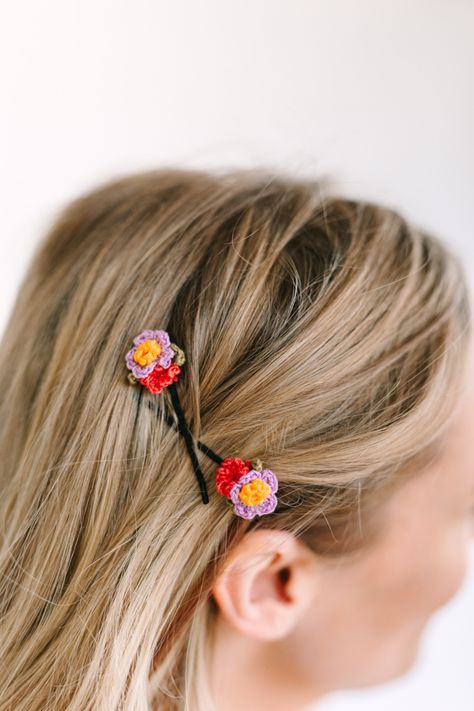 Bouquet Bobby Pins and Barrette - I Like Crochet Knitted Hair Clips, Crochet Hair Clip, Summer Hair Accessories, Crochet Jewellery, Crochet Hair Clips, Hair Clips Diy, Hippie Hair, Crochet Hair Accessories, Lace Weight Yarn