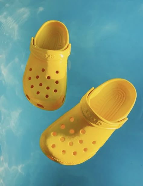 Fun Yellow Aesthetic, Yellow Crocs Aesthetic, Friendship Clothes, Crocs Aesthetic, Yellow Crocs, Vintage Girls Clothes, Crocs Fashion, Blonde Hairstyle, Vintage Ideas