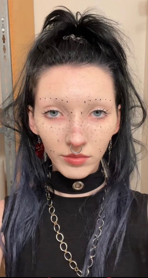 Alternative Eyebrows, Short Eyebrows Alt, Alt Eyebrows, Drawn On Eyebrows, Straight Eyebrows Goth, Short Eyebrows, Goth Makeup Thick Eyebrows, How To Draw Eyebrows, Alt Makeup