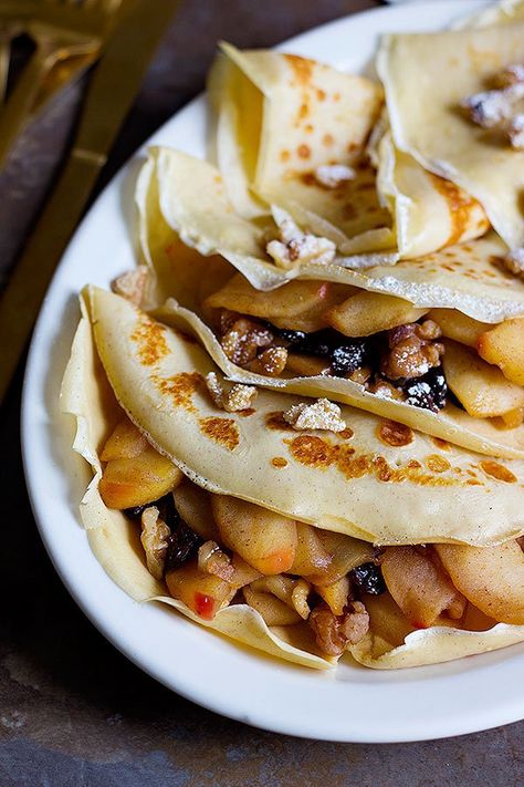 These Apple Pie Crepes are the perfect start to a beautiful day. You will love these light and lacy crepes filled with delicious apples and crispy walnuts! Apple Pie Jam, Easy Crepe Recipe, Crepes Filling, Best Brunch Recipes, French Crepes, Crepe Recipes, Weekend Breakfast, Bread Recipes Sweet, Apple Harvest