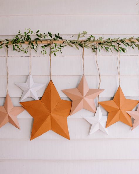 Quick Upcycled Star Decorations (Using Cardboard Boxes!) Terracotta Christmas, Cardboard Wall, Design Therapy, Creative Wrapping, Lampe Diy, Navidad Diy, Old Boxes, Star Diy, Paper Stars