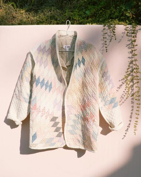 Jess Meany on Instagram: “Another pastel wonder from Pasadena 🌸 Ivory, lilacs, light indigos and pinks are stitched together into this Lone Star quilt. There is only…” Jess Meany, Lone Star Quilt, Hipster Looks, Patchwork Clothes, Quilt Coat, Quilted Clothes, Cocoon Coat, Light Ivory, Custom Quilts