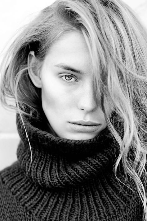 Shooting Studio, Unique Models, Photography Inspiration Portrait, Fall Inspiration, Turtle Neck Sweater, Beauty Shots, White Photo, Female Portrait, Beauty Inspiration