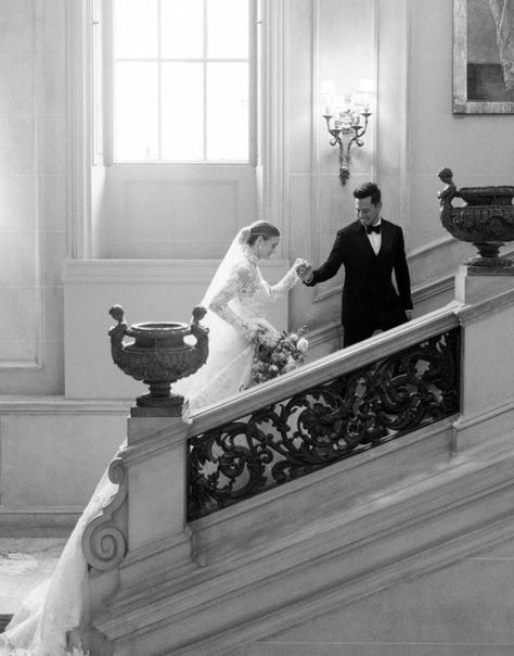 Hotel Staircase, Wedding Staircase, Pose Pengantin, Raffles Hotel, Wedding Photography List, Wedding Portrait Poses, Wedding Picture Poses, Chateau Wedding, The Staircase