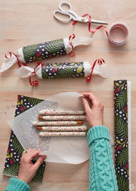 Diy Christmas Treats, Christmas Treats For Gifts, Skirt Diy, Christmas Food Gifts, Treat Holders, Christmas Crackers, Christmas Gift Basket, Christmas Gift Baskets, Homemade Christmas Gifts