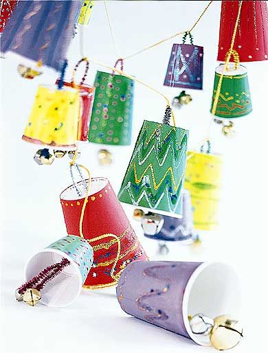 Christmas Bells Craft, Diy Christmas Garlands, Bells Craft, Christmas Garland Ideas, Outdoor Christmas Decoration Ideas, Bell Garland, Garland Ideas, Christmas Garlands, Christmas Ornament Crafts