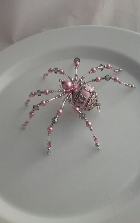 Diy Bead Spider, Spider Beads Diy, Seed Bead Sculpture, Diy Beaded Spider, How To Make A Beaded Spider, Spider Jewelry Diy, Pink Spider Aesthetic, Beaded Spiders How To Make, Coquette Spider