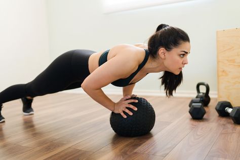 Build your triceps by positioning your hands closer together during a push-up in a move known as a diamond push-up. Your chest and shoulders are also worked. Dumbbell Bicep Curl, Dumbbell Shoulder Press, Holistic Fitness, Efficient Workout, Joseph Pilates, Workout Results, Upper Body Strength, High Intensity Interval Training, Resistance Training