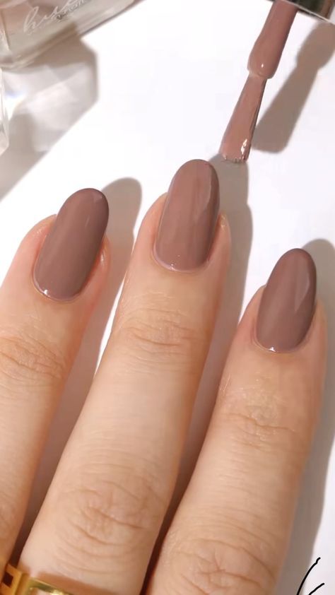 🍁💅 Fall Winter Nail Trends 2024: Colors and Patterns to Love are perfect for a chic winter look! From cozy caramel tones to shimmering silvers and frosty blues, this year’s trends are all about elegance. Add details like glitter accents, ombré fades, or sweater textures to complete your style. #FallWinterNails #TrendingNails2024 #SeasonalChic #HolidayNails #StylishManicure Neutral Shades Nails, Brown Bridal Nails, Milk Tea Brown Nails, Simple Fall Nail Color Ideas, Cute Simple Thanksgiving Nails, Light Brown Manicure, Cool Tone Brown Nails, Rose Brown Nails, Nude Nail Color Ideas