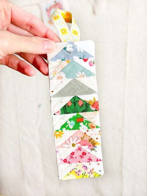 Bookmark Tutorial Quilt Bookmarks, Bookmark Sewing Pattern, Book Mark Sewing, Quilted Bookmarks, Sewing Project Bookmark, Flying Geese Pattern, Bookmark Fabric, Bookmark Tutorial, Foundation Paper Piecing Patterns