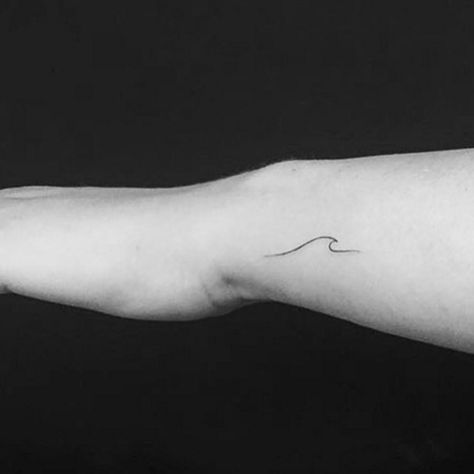 Single Line Wave Tattoo, Mini Wave Tattoo, Dr Woo Tattoo, Tattoo Thai, Tattoo Wave, Beachy Tattoos, Family Quotes Tattoos, Tiny Tats, Small Tats