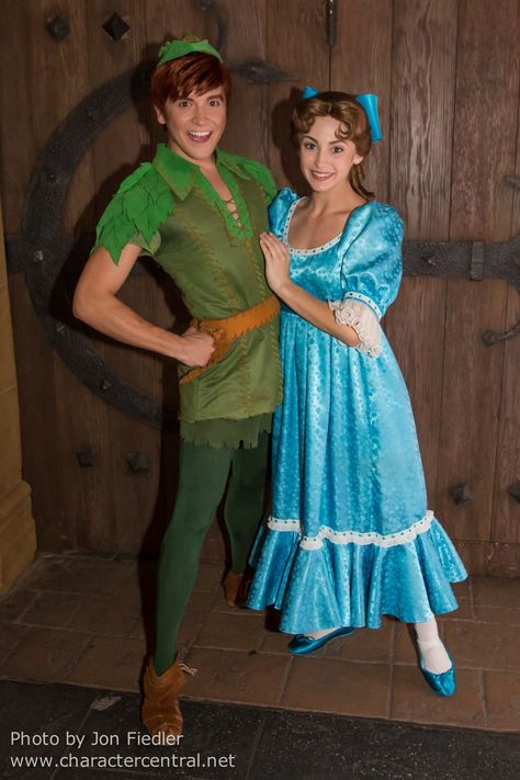 Character Duos, Disfraz Peter Pan, Peter Pan Cosplay, Peter Pan Costumes, Disney World Orlando, Wendy Darling, Walt Disney World Orlando, Peter And Wendy, Duo Costumes