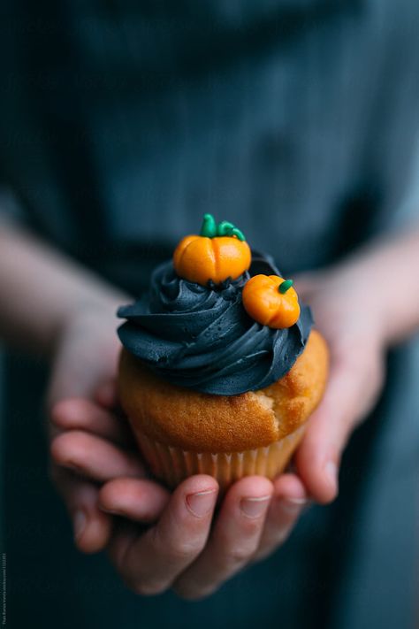 Cupcake Photography, Leftover Halloween Candy, Food Art Photography, Halloween Cupcake, Dessert Photography, Basque Country, Halloween Desserts, Halloween Cupcakes, Free Halloween