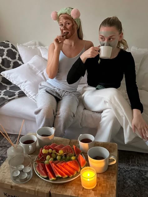 Skincare, face mask, skin, care, spa, spa night, watermelon, snacks, candles, cozy, tea, massage, massage gun. Spa Night Party, Friend Date Ideas, Candle Girl, Hangout Ideas, Moms Night, Hosting Ideas, Girl Night, Spa Night, Candles Photography