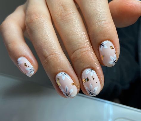 Abstract Floral Nails, Jasmine Flower Nails, October Nails 2022, Gold Floral Nails, Neutral Floral Nails, Cute October Nails, Floral Gel Nails, Nails Asian, French Manicure Acrylic Nails