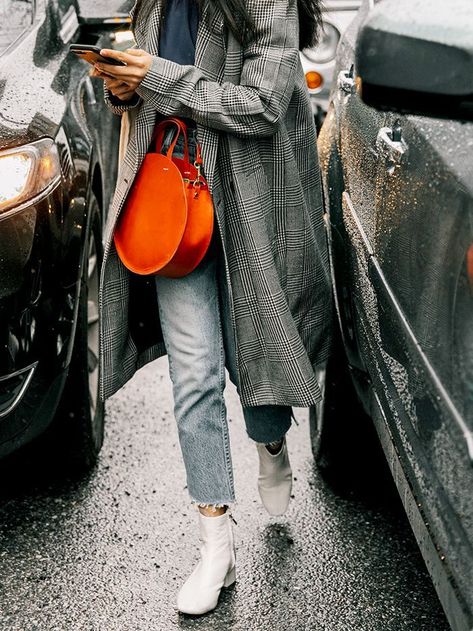 Gala Gonzalez, Orange Handbag, Orange Purse, Moda Jeans, Coat Outfit, Looks Street Style, White Boots, Orange Bag, Street Style Inspiration