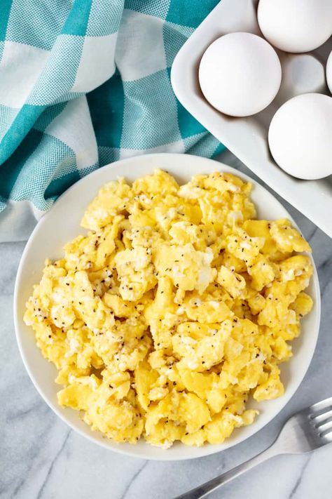 Egg Omlet, Easy Scrambled Eggs, Scramble Eggs, Eggs Scrambled, Gallo Pinto, Cook Eggs, Fluffy Scrambled Eggs, Stay At Home Chef, Scrambled Eggs Recipe