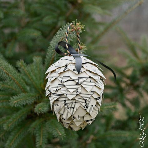 undefined Christmas Diy Ornaments, Pinecone Christmas, Diy Ornament, Ornament Garland, Easy Candles, Diy Ornaments, Decoration Originale, Glitter Diy, Christmas Mantels