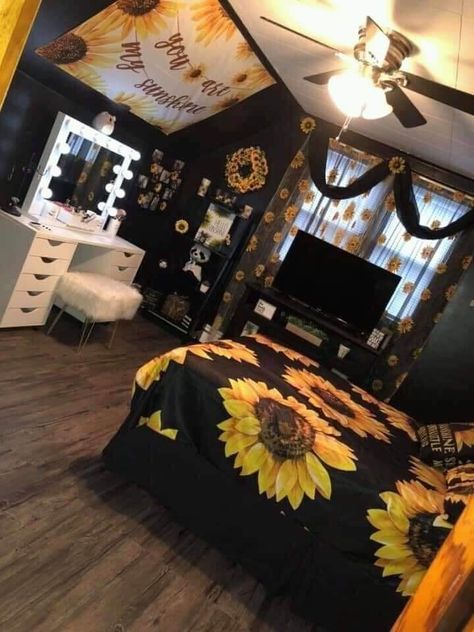 Sunflower Bedroom Ideas, Sunflower Bathroom Decor, Yellow Rooms, Sunflower Bedroom, Sunflower Room, Teenager Room, Girl Apartment Decor, Girl Apartment, Sunflower Theme