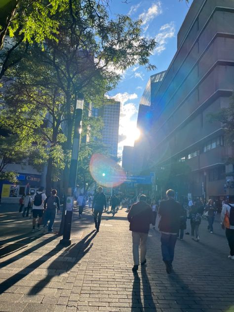 Students walking in the sun by university in the city Canadian University Aesthetic, Student Life In Canada, University Of Toronto Aesthetic, Romanticizing University, Toronto Metropolitan University, Canada Toronto City, Uni Fits, Canadian Universities, Toronto City