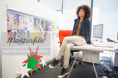 Sitting On Desk Pose, Sitting On Desk Reference, Sitting On Counter Pose, Sitting On Desk, Random Poses, Poses Aesthetic, School Desks, Sitting Position, Anime Clothes